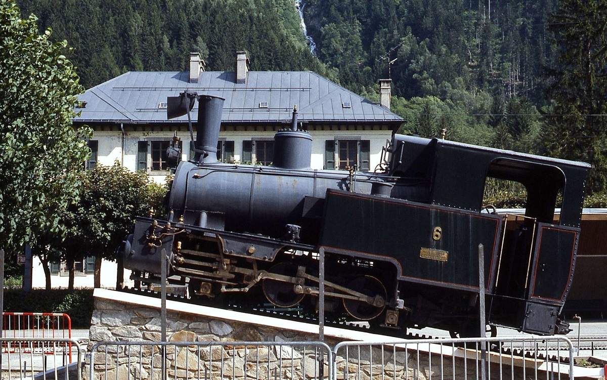 Am Talbahnhof der Zahnradbahn Chamonix - Montenvers ist die Dampflokomotive Nr. 6 (SLM 1922) als Denkmal aufgestellt (Juli 1983). Sie war bis zur Elektrifizierung der Bahn im Einsatz.