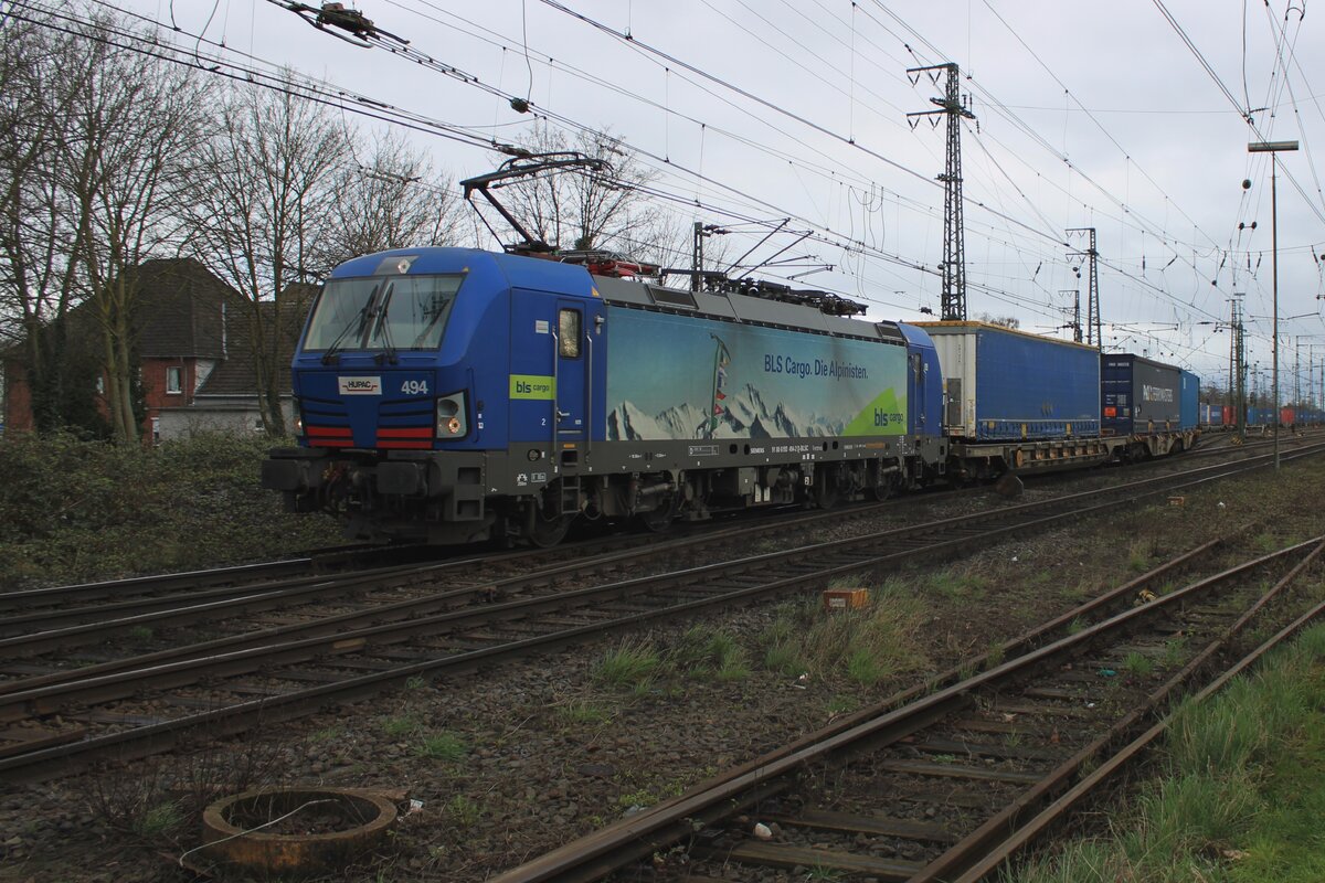 Am trüben Morgen von 14 März 2024 verlasst BLS Cargo 193 494 samt KLV Emmerich auf den Weg in die Niederlande.