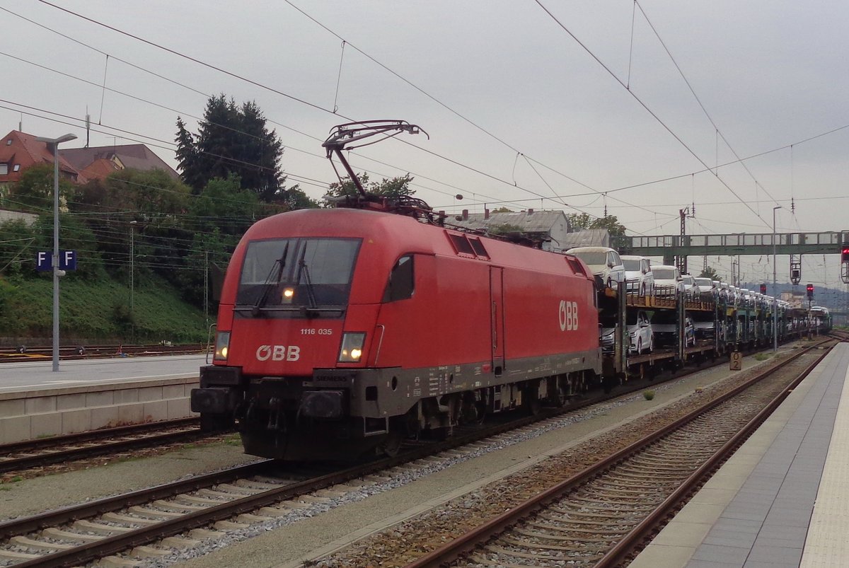 Am trüben Morgen von 7 September 2018 durchfahrt 1116 035 mit ein PKW Ganzzug Passau.