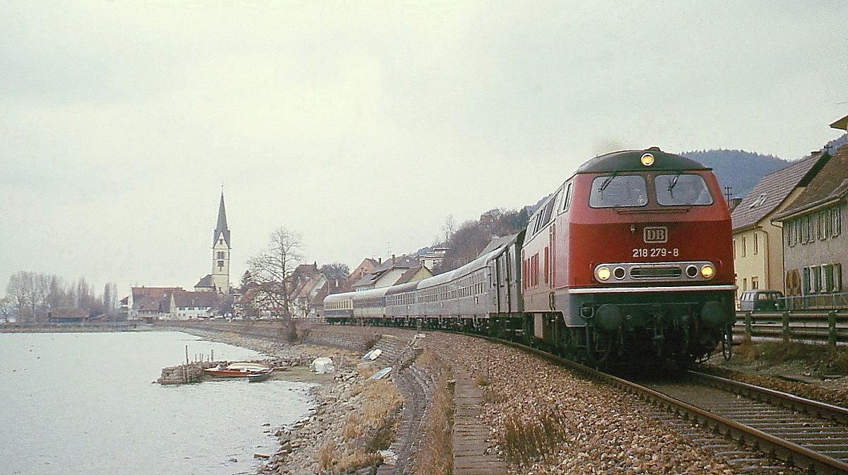 Am Ufer des Bodensees bei Sipplingen ist 218 279-8 mit dem E 2167 (Freiburg - Lindau) im Frühjahr 1979 unterwegs