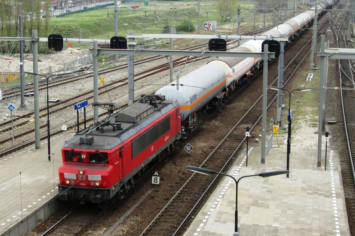 Am Valentinstag 14 februar 2014 durchfahrt 1602 mit ein Gaskesselwagenzug Breda (NL). 