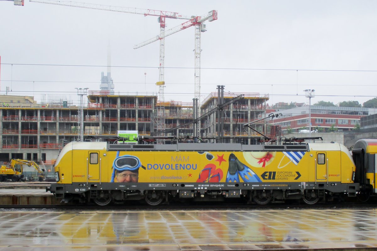 Am verregneten 16 Mai 2018 steht Werbe-Vectron RegioJet 193 227 in Praha hl.n.