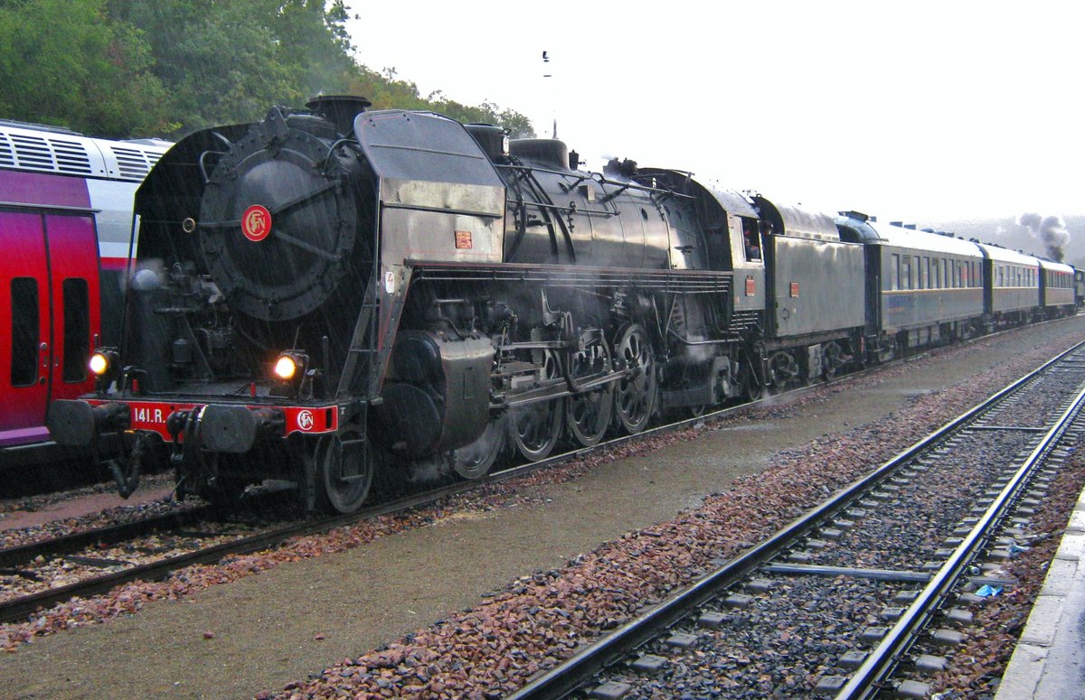 Am verregneten 18 September 2011 steht 141 R-1126 -aus Toulouse- mit deren Sonderzug in Longueville.