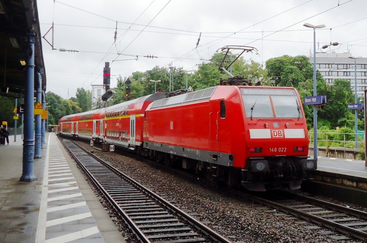 Am verregneten 6 Juli 2013 verlässt 146 022 Bonn Hbf.