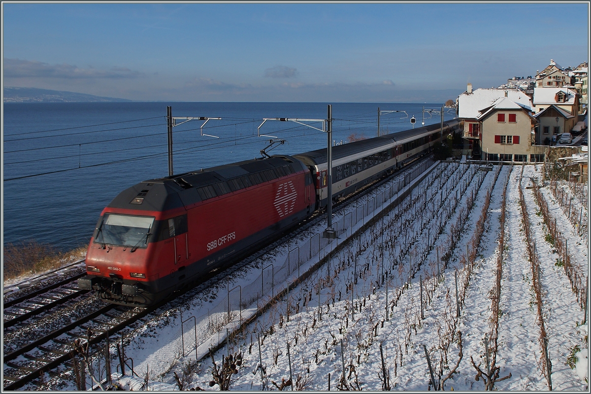 Am winterlichen  Kleinen See  zieht bei St-Saphorin die SBB Re 460 043-3 ihren IR Richtng Brig.
30. Dez. 2014