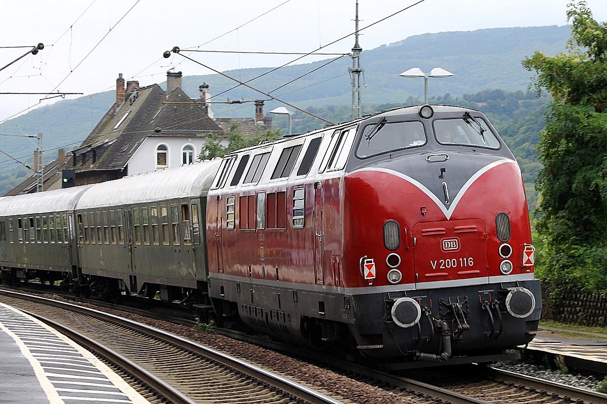 Am Zugende des Sonderzuges der 41 360 hing die V200 116/221 116, Lorchhausen/Rhein, 14.09.2013