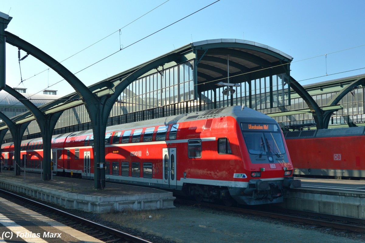 Am Zugschluss der von 143 072 gezogenen RB75, hing ungewöhnlicherweise ein Steuerwagen der dritten Generation. Hier am 27.02.2016 in Darmstadt Hbf.