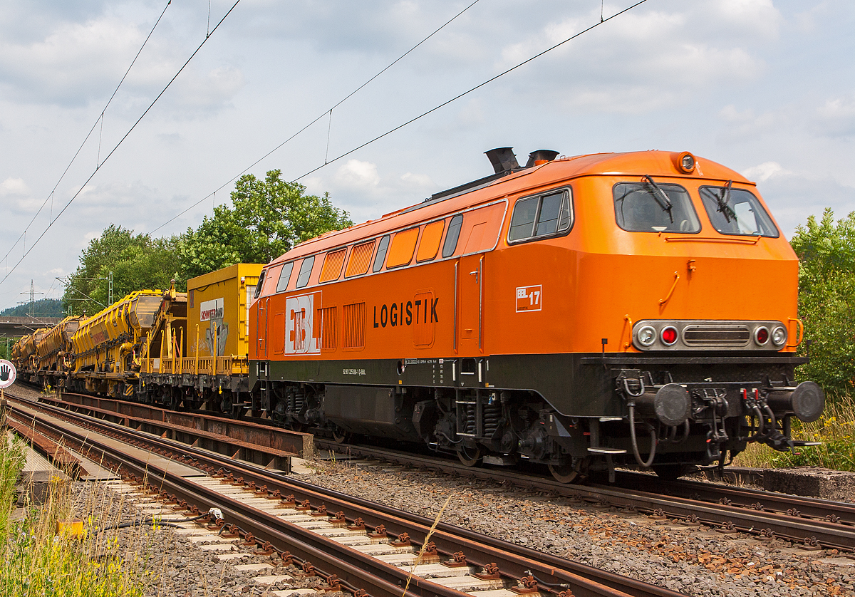 Am Zugschluss am 14.07.2013 in Siegen-Eiserfeld von Materialförder- und Siloeinheiten MFS 100 Zug der Schweerbau, (Zuglok die 277 031-1 eine MaK G 1700 BB der Schweerbau) die BBL 17 (BBL LOGISTIK GMBH), ex DB 225 099-1, ex DB 215 099-3.

Die V 160 wurde 1970 bei Henschel in Kassel unter der Fabriknummer 31455 gebaut und als 215 099-3 an die DB geliefert. Im Jahr 2001 erfolgte der Umbau und Umbezeichnung in 225 099-1 und nun im Frühjahr 2013 kam sie zur BBL LOGISTIK GMBH als Lok 17 (NVR-Nummer 92 80 1225 099-1 D-BBL).

Technische Daten der Lok, welche weitestgehend denen der Baureihe 215 entsprechen, da diese daraus hervorging.
Anzahl umgebauter Loks: 74
Achsformel: B'B'
Spurweite: 1.435 mm
Länge: 16.400 mm
Drehzapfenabstand: 8.600 mm
Drehgestellachsstand: 2.800 mm
Gesamtradstand: 11.400 mm
Gewicht: 79 Tonnen
Radsatzfahrmasse: 20,0 Tonnen
Höchstgeschwindigkeit: 140 km/h (90 km/h im Rangiergang) 
Motorentyp: MTU MB 16V 652 TB 10 (ein V16-Zylinder-Diesel-Motor),
dieser Motor war leistungsschwächer aber zuverlässiger als der in anderen Maschinen verbaute MTU 12V 956 TB Motor mit 2.500 PS.
Dauerleistung: 1.397 kW (1.900 PS)
Nenndrehzahl: 1500 min-1
Leistungsübertragung: hydraulisch
Getriebe: Voith L 820 brs
Zugsicherung: PZB 90