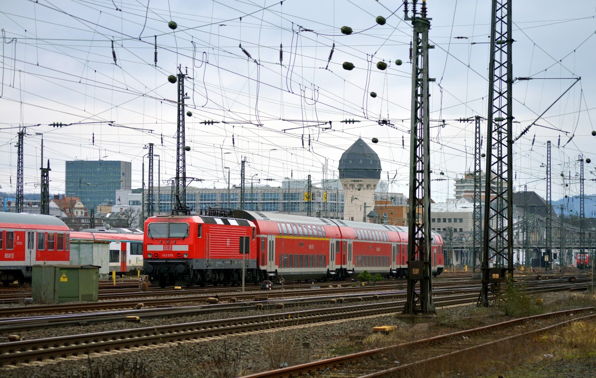 Am Zugschluß der RB 75 nach Wiesbaden hing am 04.02.2015 143 076.Hier bei der Einfahrt in Darmstadt Hbf.