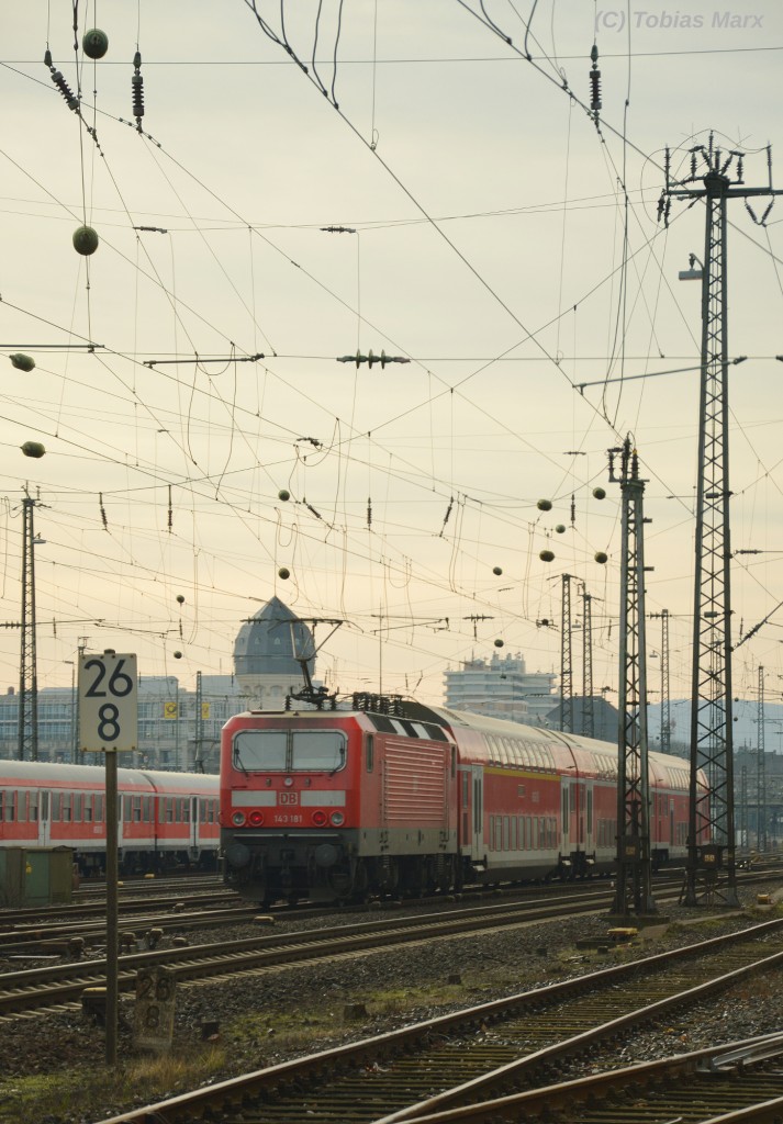 Am Zugschluss der RB75 nach Aschaffenburg hing am 06.02.2016 die 143 181. Hier bei der Einfahrt in Darmstadt.
