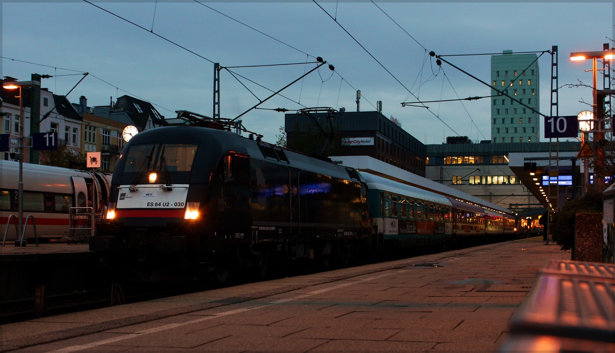 An Allerheiligen konnte ich nun endlich mein erstes halbwegs vernnftiges Foto von einem HKX machen...es wurde schon dunkel und deswegen musste aus belichtungstechnischen Grnden die Bank als Stativ herhalten. ES 64 U2-030 mit HKX am 01.11.13 in Hamburg Altona 