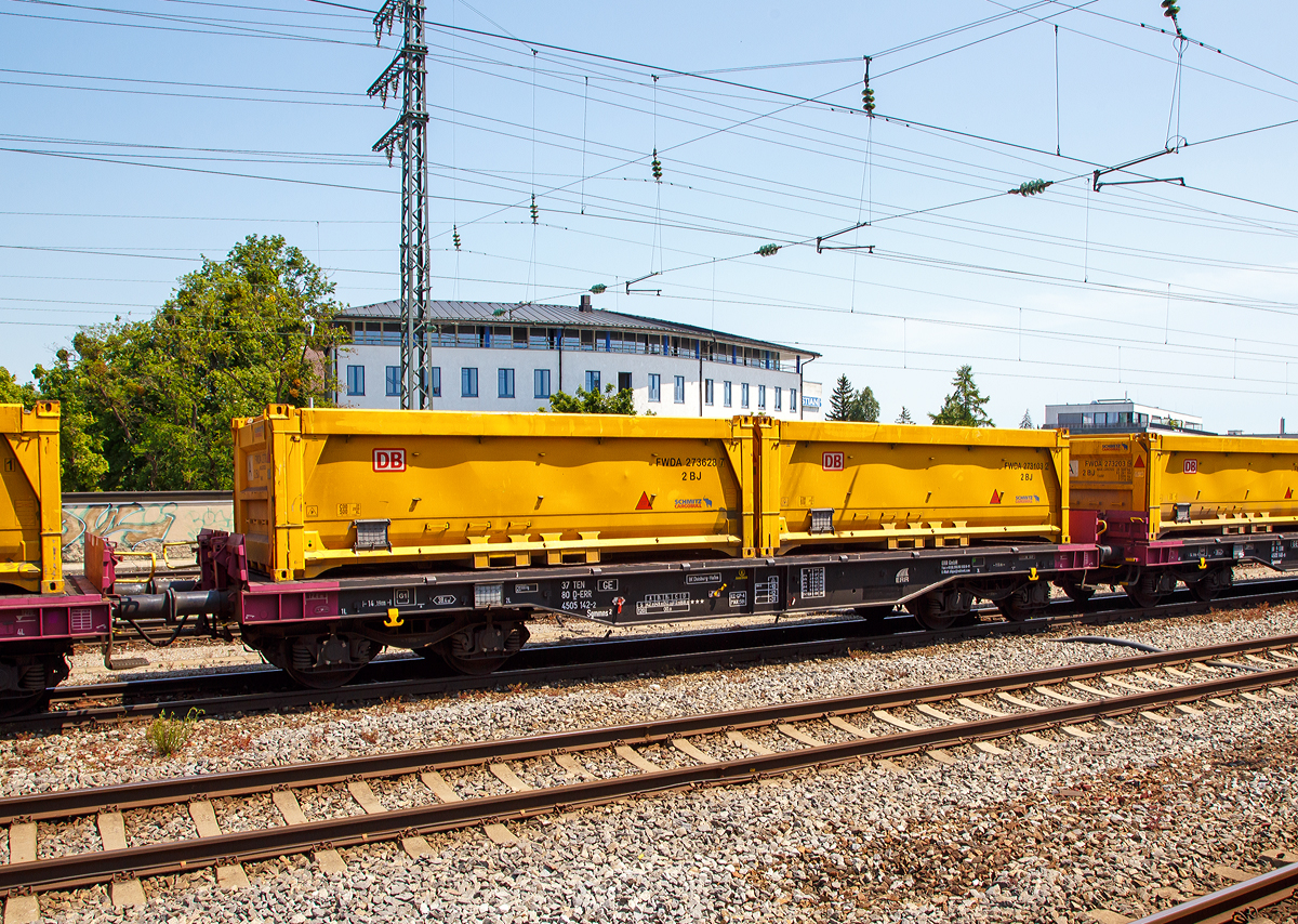 An die DB AG vermieteter Sgmmns 2 Containertragwagen mit klappbaren Ladeschwellen, versenkbaren Containerzapfen und Steckrungen, 37 80 4505 142-2 D-ERR, der ERR European Rail Rent GmbH (Duisburg) beladen mit 2 Schmitz Cargobull 20ft. Abraumcontainer fr Abraum, am 04.06.2019 im Zugverband bei der Durchfahrt in Mnchen-Pasing.

TECHNISCHE DATEN:
Spurweite: 1.435 mm
Lnge ber Puffer: 14.190 mm
Drehzapfenabstand: 9.150 mm
Radsatzstand in den Drehgestellen: 1.800 mm
Ladelnge: 12.800 mm
Ladeflche: 38,4 m
Hhe der Ladeebene fr Container ber S.O.: 1.260  mm
Raddurchmesser: 920 mm (neu) / 860 mm (abgenutzt
Eigengewicht: 21.100 kg
Max. Zuladung bei Lastgrenze S: 68,9 t (ab Streckenklasse D)
Max. Geschwindigkeit: 100 km/h (leer 120 km/h)
Max. Radsatzlast: 22,5 t
Bremse: KE-GP-A 
Bremssohlenbauart: Jurid 816M
Kleinster bef. Gleisbogenradius: 35 m 
Intern. Verwendungsfhigkeit: TEN /G1
