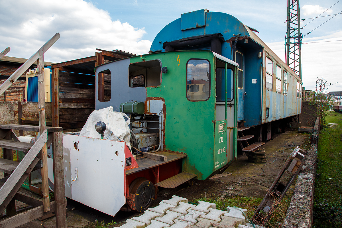 An dem Tag leider noch nicht so fotogen (heute wohl aufgearbeitet)...
Der kleine DB KDL 910 006, ex Kdl 91-0006, ex DB Kdl 91-06, ex DB Kdl 01-06, am 09.04.2016 im DB Museum Koblenz.

Die keine Lok wurde 1958 von SCHÖMA Christoph Schöttler Maschinenfabrik GmbH in Diepholz unter der Fabriknummer 2123 gebaut und an die Deutsche Bundesbahn als Kdl 01-06 fürs Bw Rheydt geliefert. Die SCHÖMA Modellbezeichnung war KDL 15-S20. Der Rangierschlepper wurde 1978 im BW Rheydt ausgemustert und im AW Bremen abgestellt und als nicht betriebsfähiges Museumsfahrzeug in den DB-Museumsbestand übernommen.

Die kleinsten normalspurigen Rangierlokomotiven der DB waren die Kdl, was für Kleinstdiesellokomotiven stand. Ihre Konstruktion ließ eine Einordung im Bereich der Regelfahrzeuge nicht zu. Deshalb wurden die Kdl als einziges Rangiergerät als Nebenfahrzeuge geführt.

Auf Betreiben von SCHÖMA wurden im Jahre 1953 Versuchseinsätze mit dem Prototyp Kdl 15 aufgenommen, der gleichzeitig das erste Normalspurfahrzeug dieses sonst eher auf Feldbahn- und Grubenloks u. ä. spezialisierten Herstellers war. Aus den Ergebnissen dieser Einsätze wurde dieses Fahrzeug zum Jahreswechsel 1953/1954 entsprechend umgebaut. Trotz der erfolgreichen Versuchsphase wurden erst im Jahre 1956 zwei weitere Fahrzeuge bestellt. Anfang 1958 wurde dann mit 10 Fahrzeugen eine größere Bestellung ausgeführt, die aber gleichzeitig den Endpunkt dieser Entwicklung darstellte. Die Fahrzeuge wurden auf Grund ihrer Größe und Leistung vorrangig im Verschub bei den BW´s eingesetzt. In diesem Einsatzbereich kam ihnen ihre extrem kurze Baulänge zu Gunsten, da sie z. B. mit Dampfloks noch auf 23 m-Drehscheiben passten.

Motorisiert waren die Kdl mit einem luftgekühlten Zweizylinder-Dieselmotor von Deutz (Vorserie Einzylindermotor). Ihr mechanisches Getriebe erlaubte im Streckengang eine Höchstgeschwindigkeit von 21 km/h. Die Fahrzeuge wurden anfänglich unter der Bezeichnung Kdl 01 geführt. Diese wurde später in Kdl 91 geändert. Wie bei allen Nebenfahrzeugen wurde Anfang der 1970er Jahre die Schreibweise in 91.0001 ff geändert.

TECHNISCHE DATEN:
Gebaute Anzahl: 12 für die DB und ca. 4 weitere für Private 
Hersteller: SCHÖMA 
Baujahre: 1953–1958
Spurweite: 1.435 mm (Normalspur)
Achsformel: B
Länge über Puffer: 4.000 mm (Vorserie 2900 mm bzw. 3500 mm)
Raddurchmesser: 500 mm (neu)
Dienstgewicht: 6 t
Leistung: 20 PS (Vorserie 15 PS)
