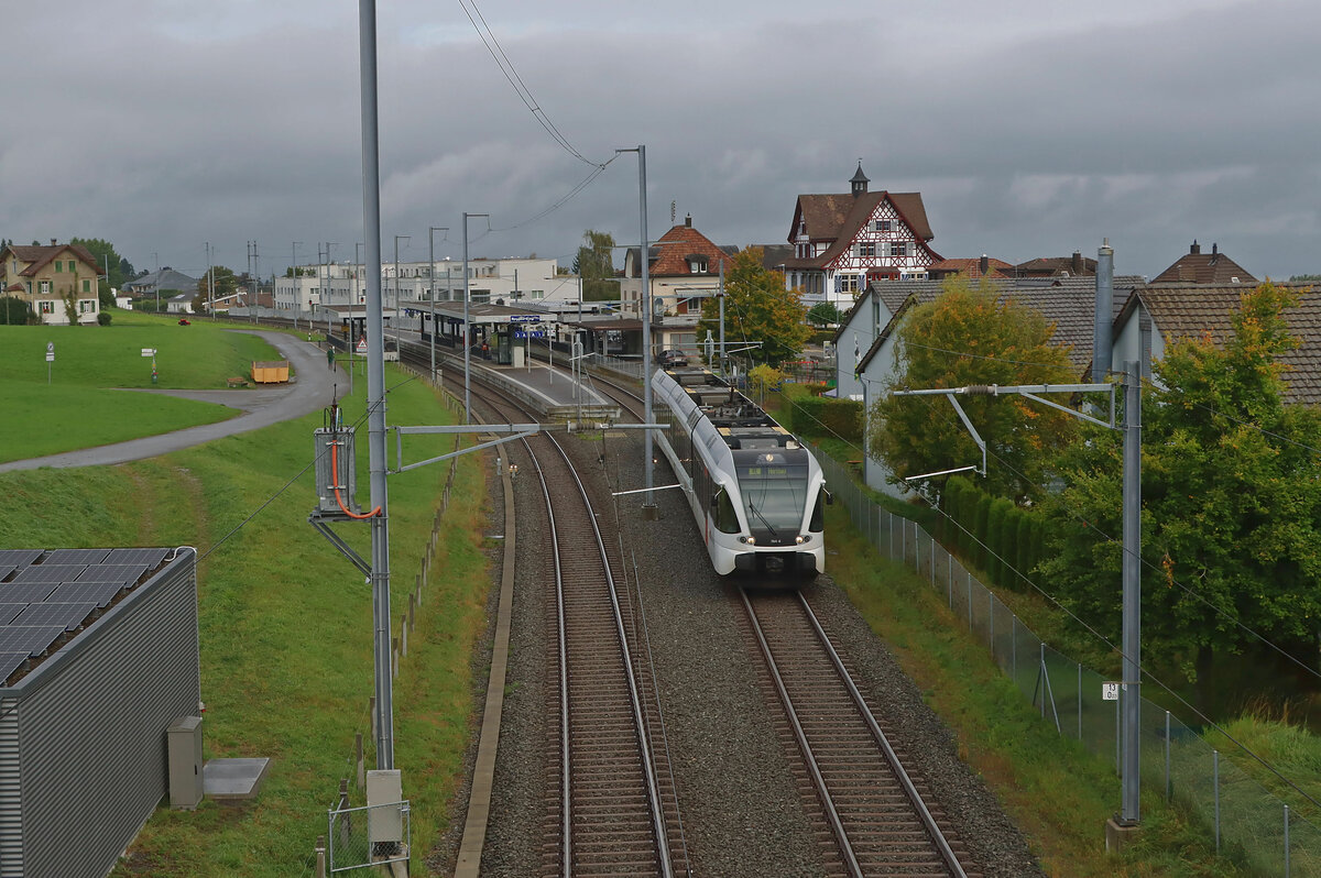 An der ehemaligen BT-Strecke Romanshorn - St.Gallen: Thurbo GTW 2/8 764 fährt in Roggwil-Berg als Regionalexpress Konstanz -> St.Gallen -> Herisau durch. 5.Oktober 2021 