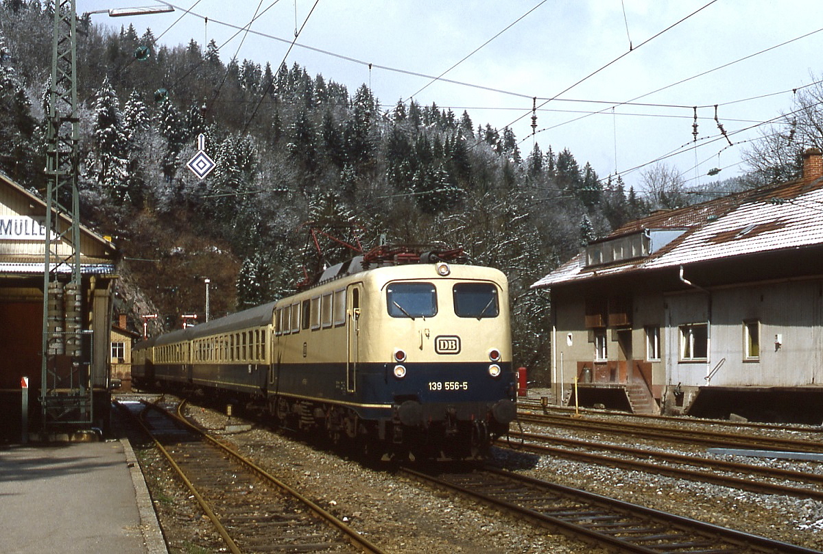 An einem Apriltag Anfang der 1980er Jahre fährt 139 556-5 in den Bahnhof Triberg ein