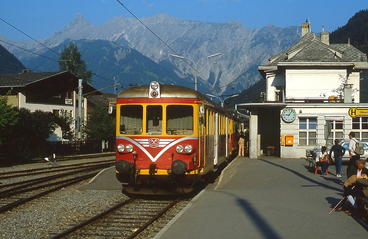 An einem Augustmorgen 1982 warten ES 10.203 oder 204 (ex MThB ABDm 2/4) und davor ET 10.103 oder 104 der Montafonerbahn im Bahnhof Schruns auf Fahrgste nach Bludenz