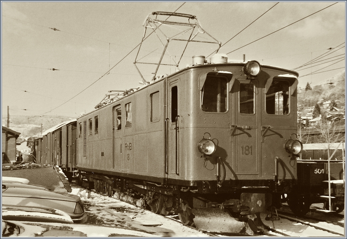 An einem Januartag des Jahres 1986 stand die RhB Ge 4/4 181 der Blonay Chamby Bahn in Blonay. Jan. 1986 