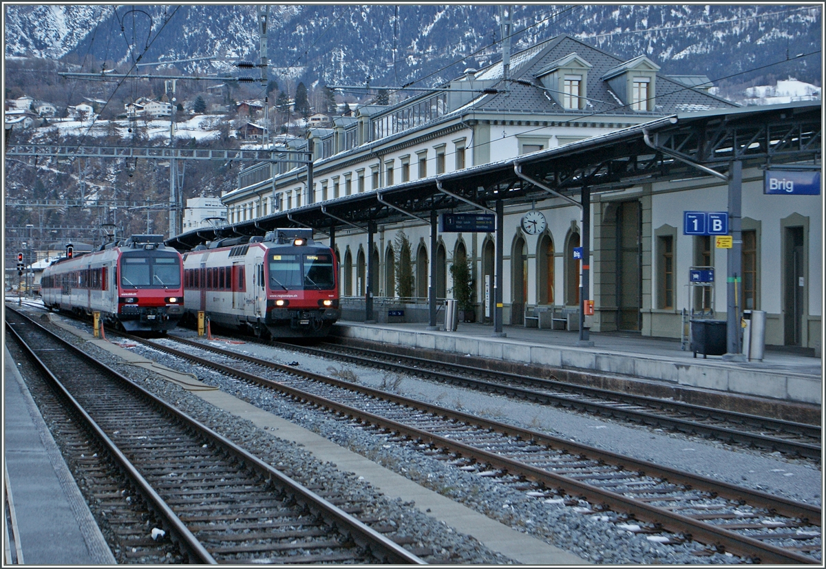 An einem optisch ziemlich kalten Morgen warten Walliser Domino Züge auf ihre Abfahrt bzw. Einsatz.
17. Dez. 2013  