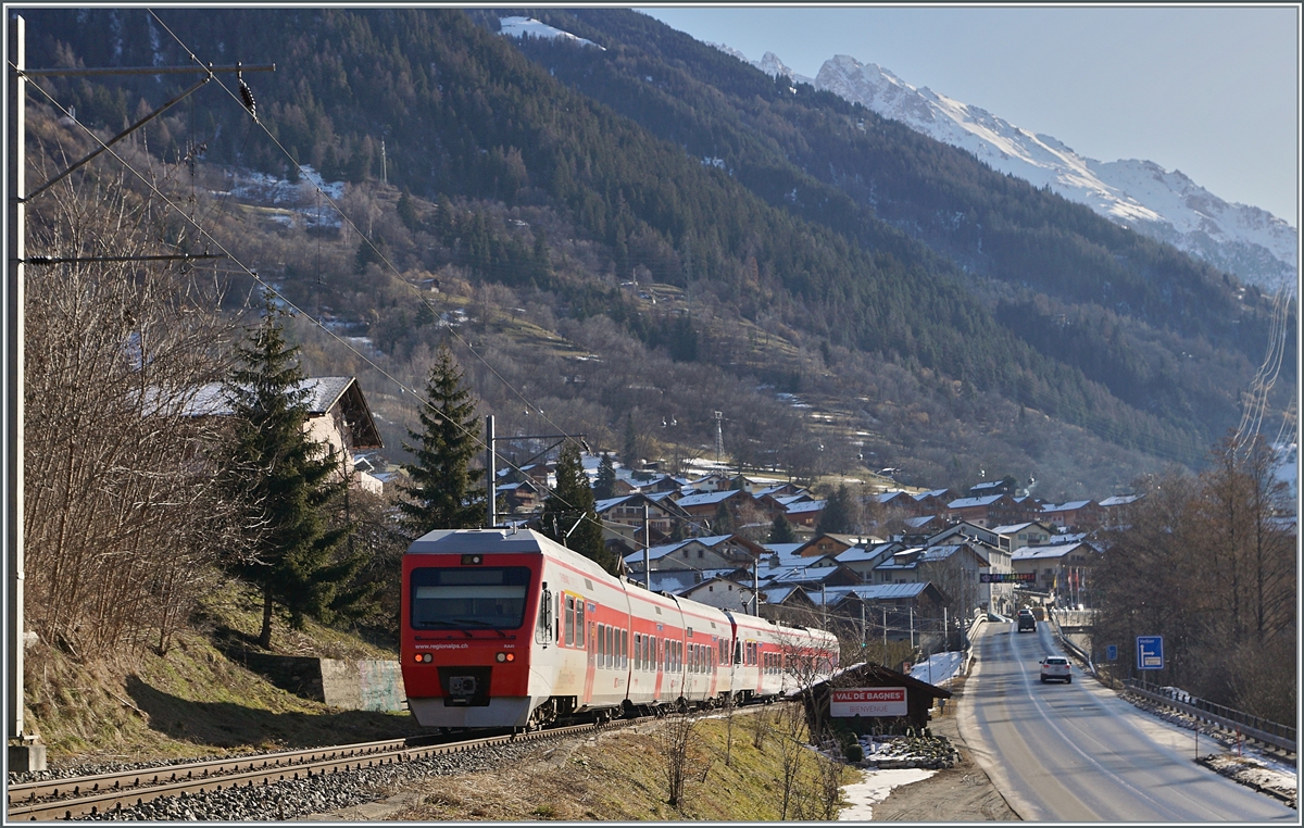 An einem sonnigen Morgen sind die beiden TMR Region Alpes RABe 525 039 und 525 041 als Regionalzug von Martigny nach Le Châble unterwegs. Der Zug konnte kurz vor seinem Ziel in Le Châble fotografiert werden. 

9. Feb. 2020