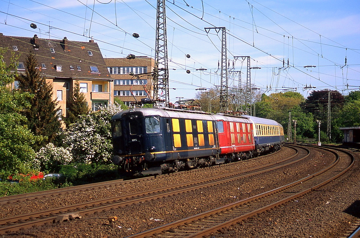 An einem Sonntagnachmittag im Frühjahr 2013 sind Re 4/4 I 10008 und 10019 der Centralbahn AG mit dem  Hetzerather  und wahrscheinlich ziemlich erschöpften Fahrgästen auf der Rückfahrt von der Mosel ins Münsterland, hier in Düsseldorf-Oberbilk.