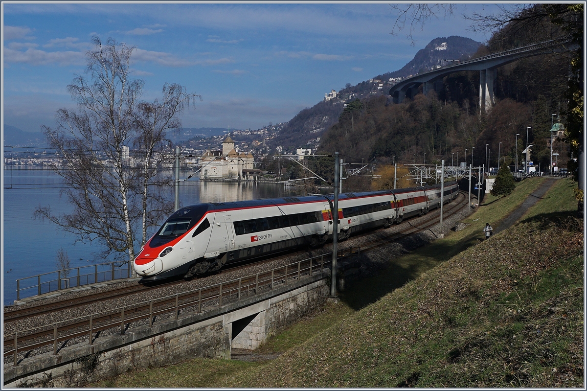 An einigen Winter-Samstagen kann man beim Château de Chillon in relativ kurzer Zeit zwei internationale Züge fotografieren : den ETR 610 (RABe 503) als EC 32 von Milano nach Genève (auf dem Bild zu sehen) und den Lyria TGV de Neige Paris - Brig.
11. Feb. 2017