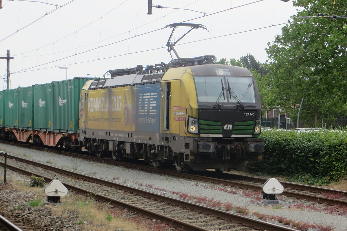 An etwa nebligen 22 Juni 2023 steht LTE 193 740 mit der Erant/Epaht Containerzug in Oss.