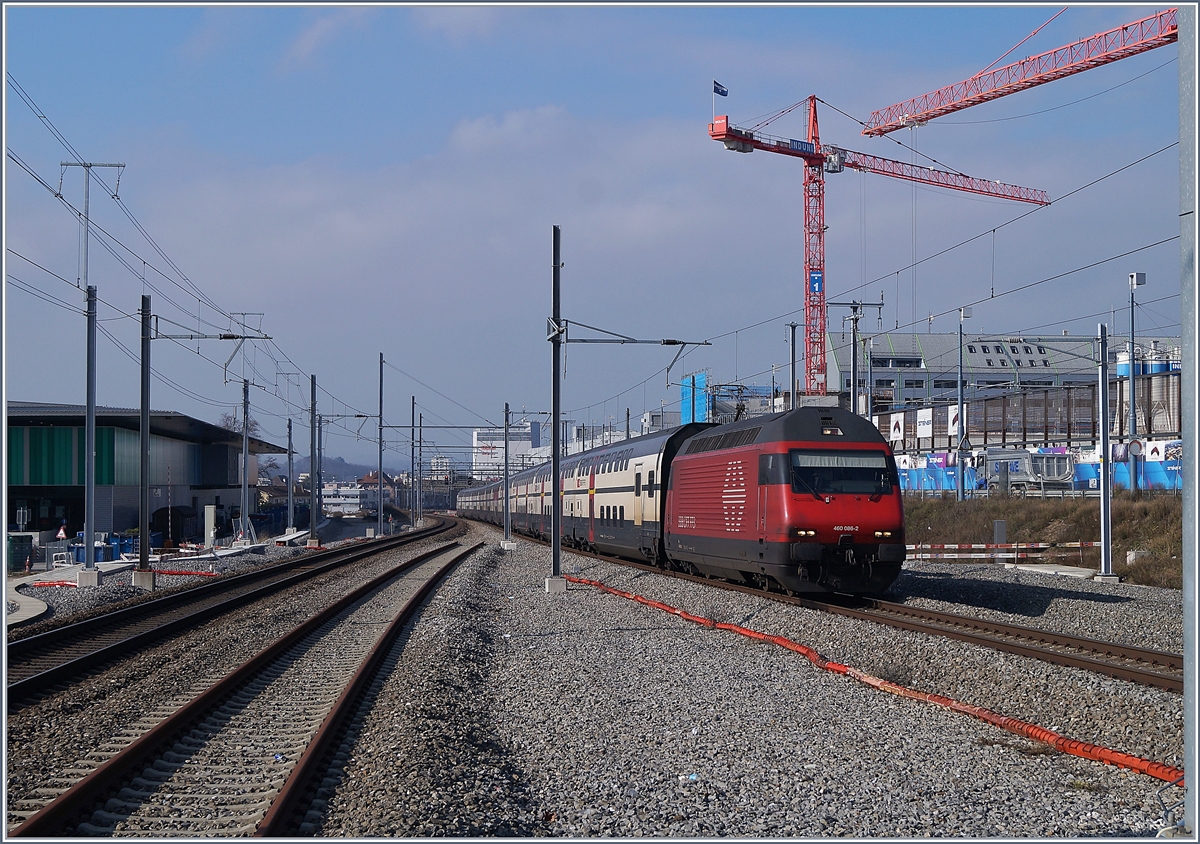 An der fast gleichen Stelle fährt die Re 460 085-2 mit einem IC 1 am 9. Feb. 2018 durch, nun ist auch das Gleis 1 in Folge Ausbauarbeiten ausser Betrieb und für die 12 Taktzugspaare pro Stunde stehen gegenwärtig nur zwei Gleise zwischen Lausanne und Renens VD zur Verfügung. 
