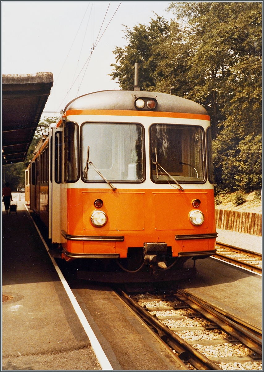 An der gleichen Stelle, jedoch weit näher beim Bahnsteigdach wartete der BD BDe 8/8 N° 1 als Regionalzug auf die Abfahrt nach Dietikon. 

25. Juli 1984