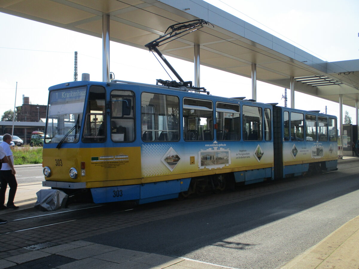 An der Haltestelle  Hauptbahnhof  wartete,am 02.September 2021,in Gotha der Tw 303.