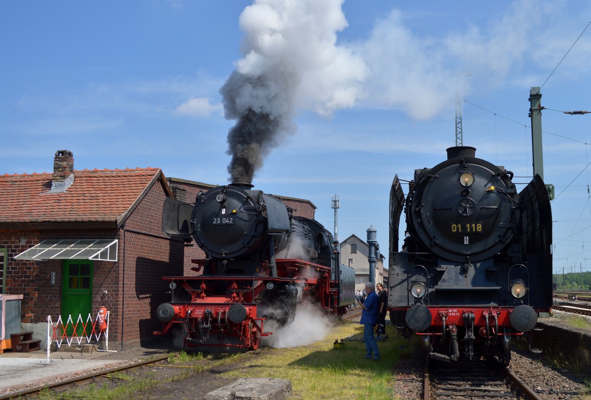 An der Lokleitung. 23 042 rangiert an ihren Zug, während sich die 01 118(HEF) eine Pause gönnt. Die Wahrheit vom 14.05.2015 war: Die 23 042 macht Führerstandsmitfahrten, während die 01 118 auf ihren nächsten Einsatz vor dem Hauptbahnhof-Pendel wartet.