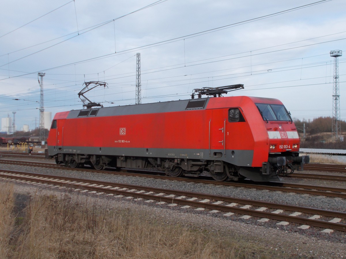 An meinem Fotopunkt im Rostocker Seehafen kam,am 07.Februar 2016,auch 152 063 vorbei,die dann genau auf meiner Höhe dann hielt.