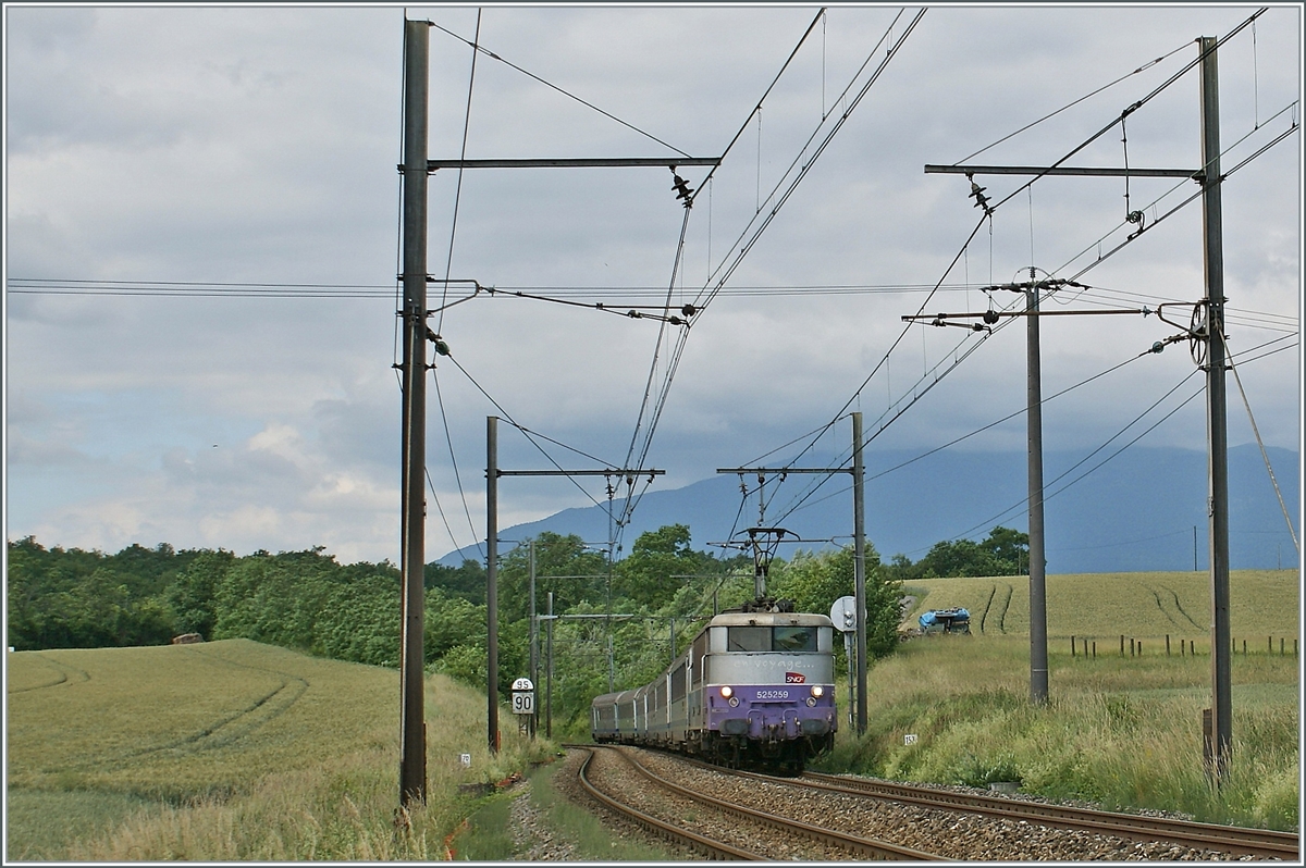 An praktisch derselben Stelle zwischen Russin und Satigny zeigte sich einige Jahre vorher die SNCF BB 25259 ebenfalls mit einem TER von Lyon nach Genève. Damals war die Strecke noch mit Gleichstrom elektrifiziert und mit SNCF Signalen ausgestattet. 

21. Juni 2010