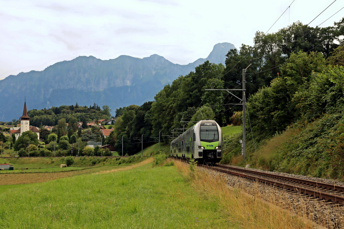 An der Rampe nach Uetendorf hinunter (Gürbetalbahn): Hier verkehren keine MUTZ-Doppelstockzüge (als S3/31 verkehren diese nur Biel - Belp). In diesem Bild kommt aber dennoch ein MUTZ (Nr. 015). 8.August 2023 