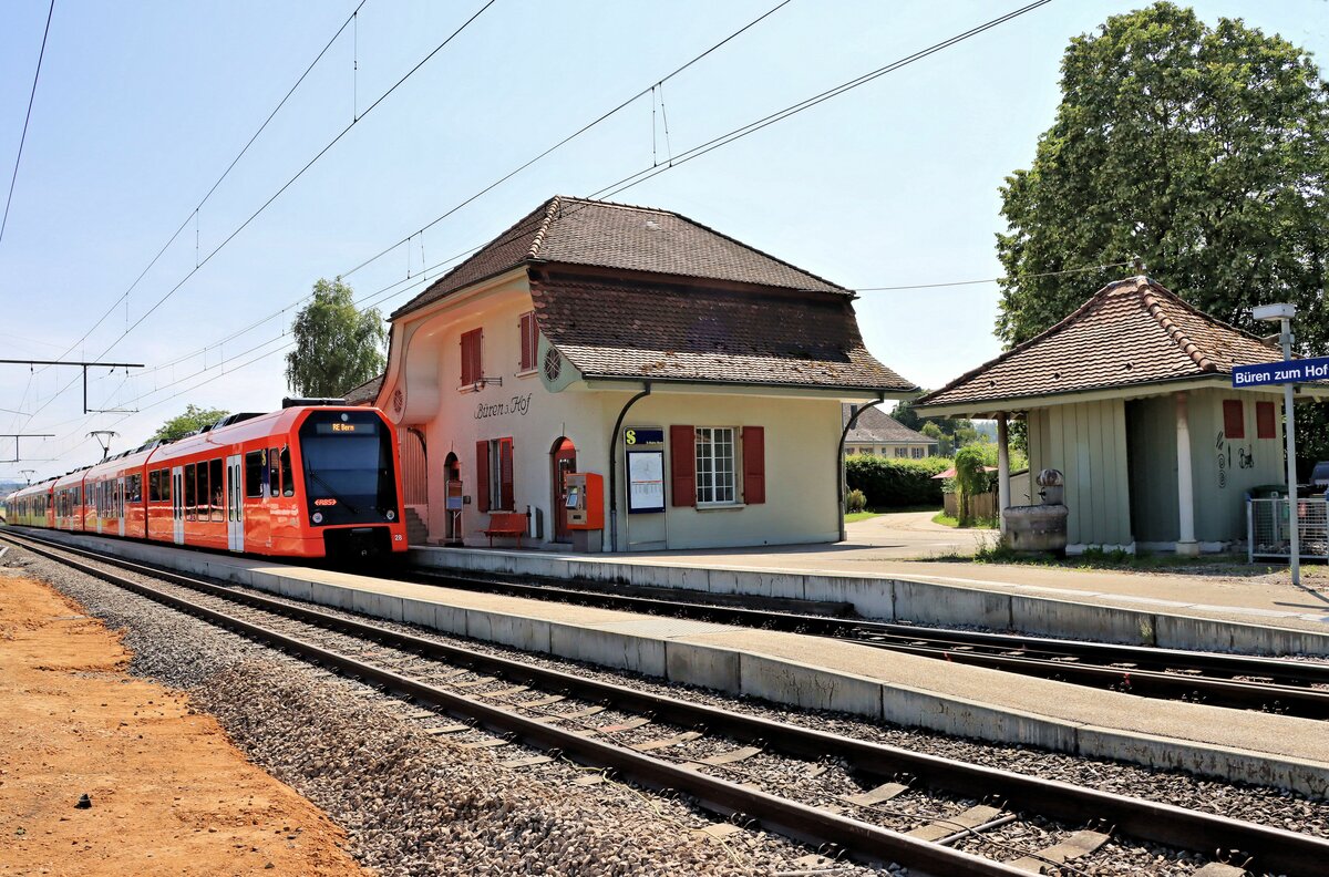 An der RBS-Strecke Worblaufen-Solothurn: Triebzüge NEXT 28 und 30 und die charakteristische Stationsanlage samt  Häuschen  von Büren zum Hof. Hier haben die Bauarbeiten für die Doppelspur schon begonnen. 21.Juli 2021 