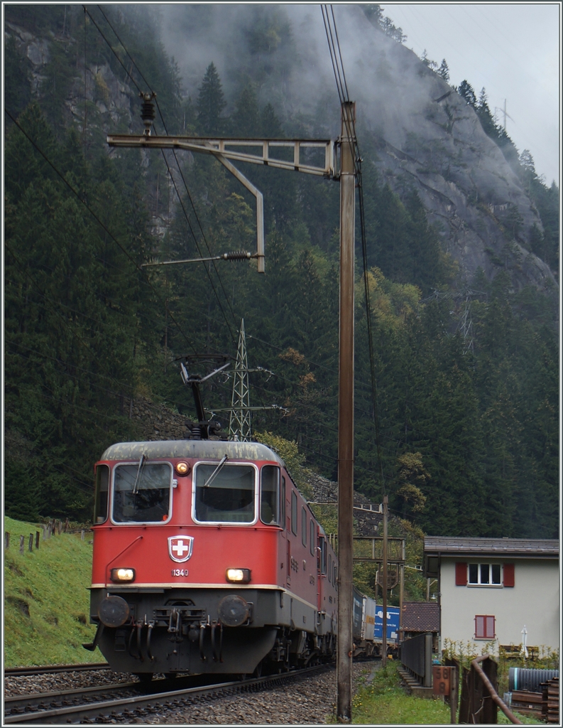 An der selben Stelle, zwischen Pfaffensprung und Wassen, nur von der anderen Seite her fotografiert, strebt diese  Re 10/10  bergwärts. An der Spitze führt die Re 4/4 II 11340 den Zug.
10. Okt. 2014