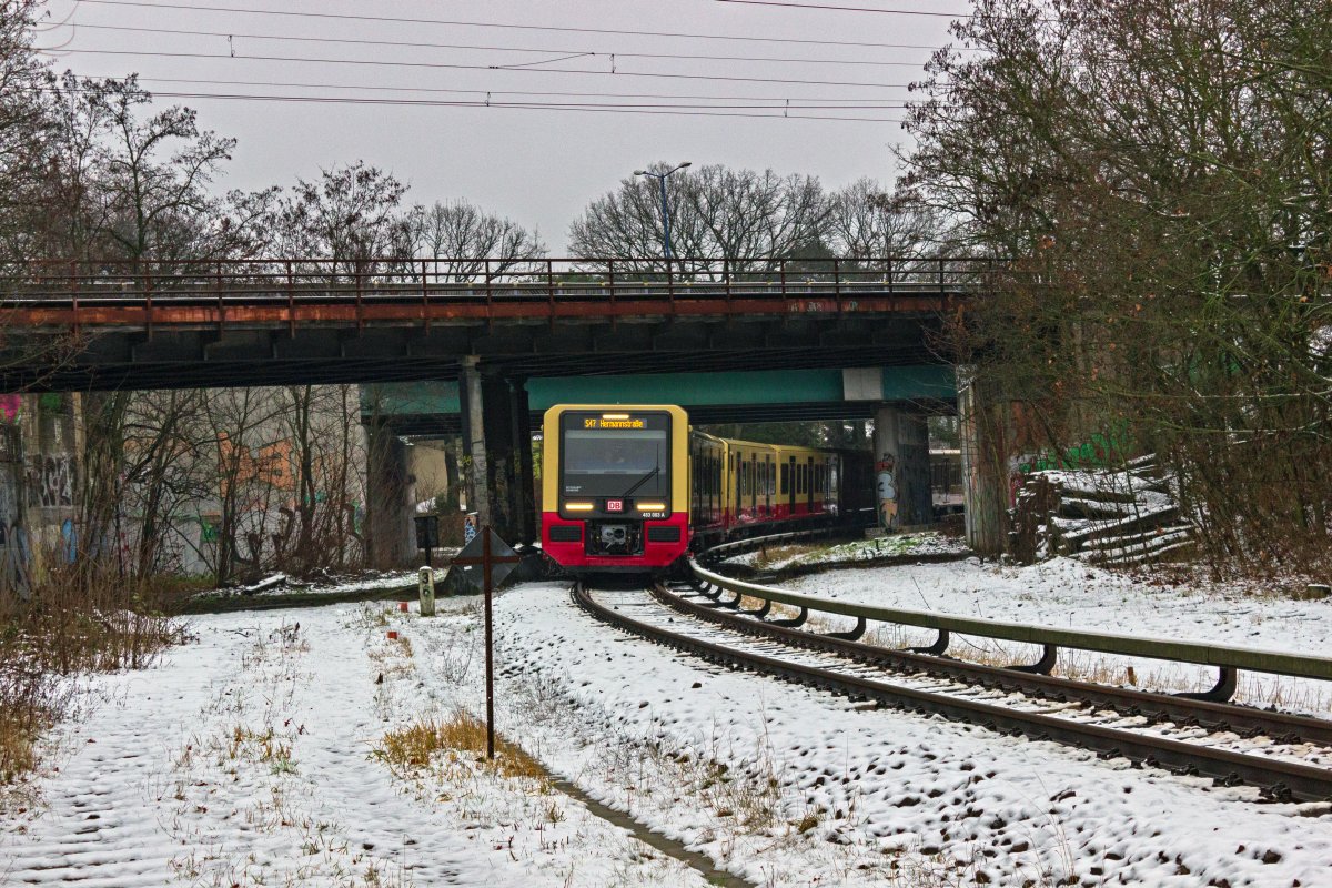 An der Spitze einer Garnitur der brandneuen S-Bahn-Triebwagen der Reihen 483/484 hat 483 003 soeben Spindlersfeld verlassen und unterquert den Berlin Gterquenring. Whrend heute hinter Schneweide keinerlei Weichen mehr an der Strecke nach Spindlersfeld liegen, war frher nicht nur die Station Oberspree ein Kreuzungsbahnhof, in Spindlersfeld gab es auch zahlreiche Gleisanschlsse. Nrdlich des Streckengleises liegen die Schwellen eines dieser Gleise bis heute.