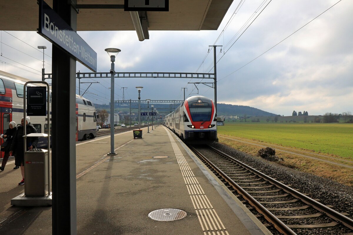 An der Strecke Zug - Zürich via Affoltern am Albis: Einfahrt einer Zürcher S-Bahn Linie S5 aus Zug nach Zürich - Uster - Pfäffikon SZ. Bonstetten-Wettswil, 6.Februar 2023