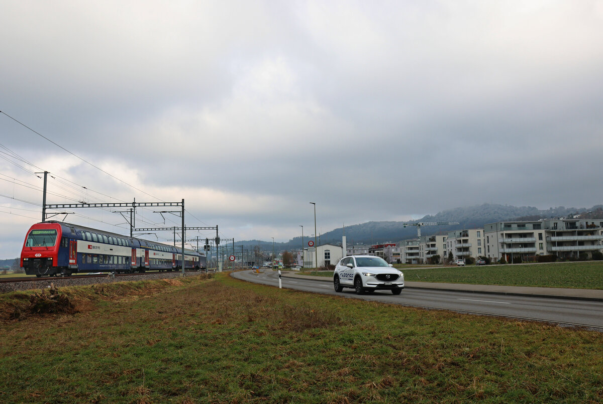 An der Strecke Zug - Zürich via Affoltern am Albis: Ein Zug der S14 in Richtung Affoltern am Albis in Bonstetten-Wettswil, im Hintergrund der frisch verschneite Uetliberg. Die S14 endet/beginnt in Affoltern am Albis und fährt über Altstetten - Zürich (Löwenstrasse) - Oerlikon - Dübendorf - Wetzikon nach Hinwil. 6.Februar 2023 