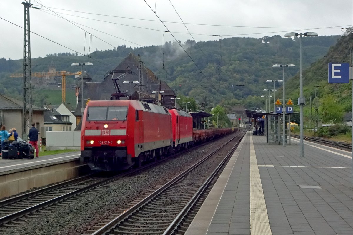 An trüben Morgen von 23 September 2019 schleppt 152 011 ein Gleisbauzug durch Cochem.