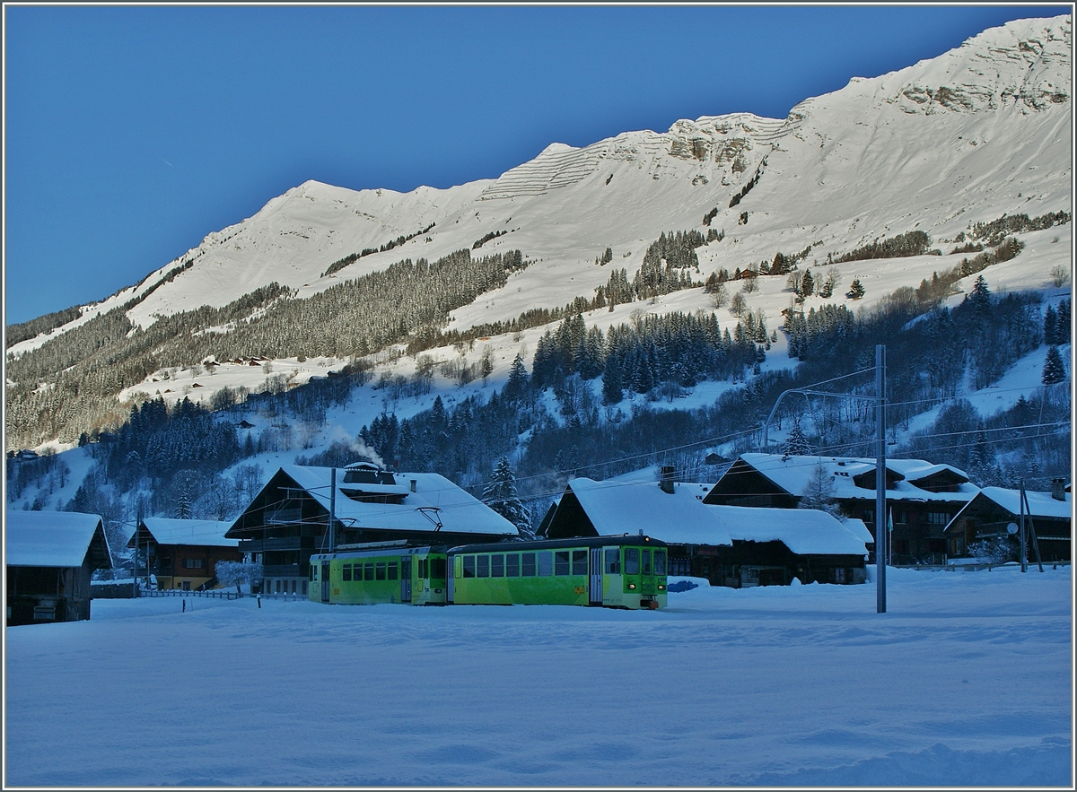 An den Wochenenden im Winter verkehrt ein beschleunigtes ASD Zug von Aigle nach Les Dialblerts. Hier erreicht dieser in Kürze seine Zielstation.
25. Jan. 2014