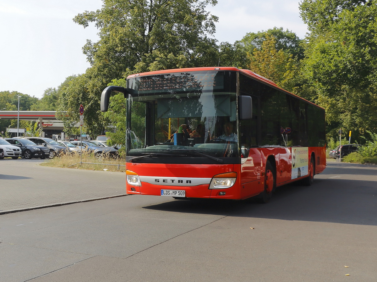 Anfahrt eines Setra S 300er-Serie NF als Linienbus zum S-Bahnhof Grnau am 26. August 2019.