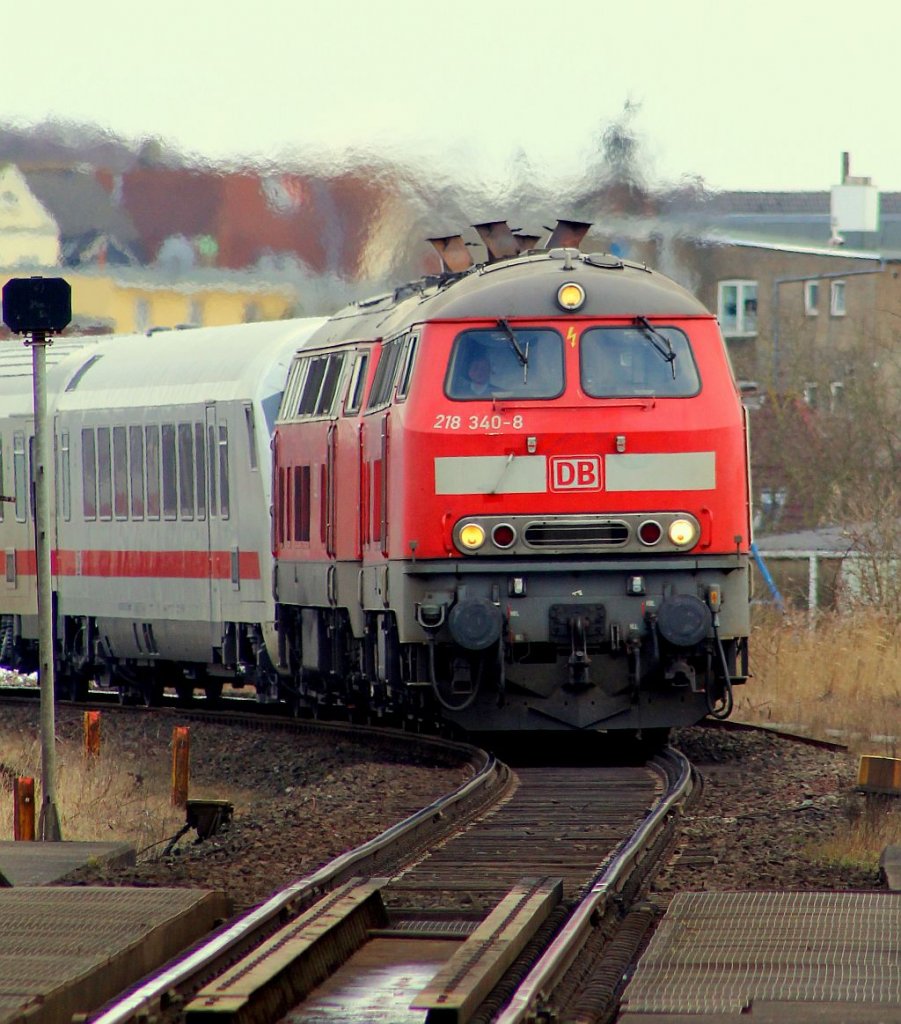 Angeführt von 218 340-8 und 218 369-7 wird hier mit ordentlich Hitze der IC 2310 nach Westerland durch Husum gezogen.Die Aufnahme enstand am Bü in Husum an der kleinen Hubbrücke vorm Stellwerk. 31.03.2013