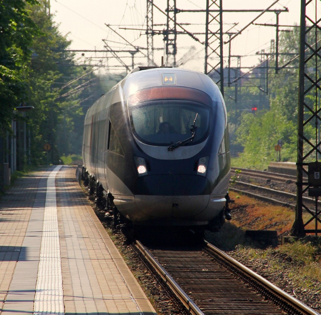 Ankunft des  Blauwal  ICE-(T)D 0605 006/106/206/506 Tz 5506 als ICE/EC 388 nach Flensburg im Bahnhof Schleswig. 20.05.2014