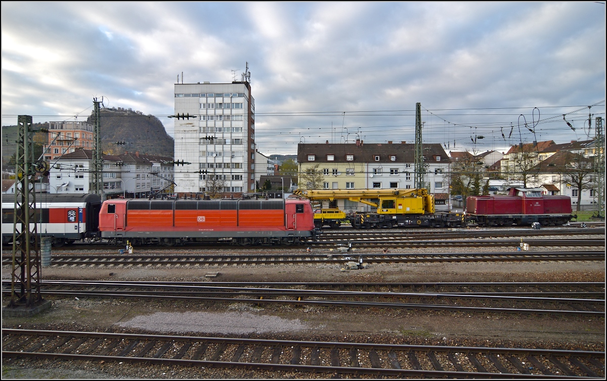 Ankunft des IC 281 unterm Hohentwiel in Singen. Zuglok ist 181 223-9. Im Hintergrund 212 133-3 mit einem Schienenkran, der benötigt wurde um entgleiste Kesselwagen im Bahnhof Singen wieder auf die Gleise zu stellen. November 2013.