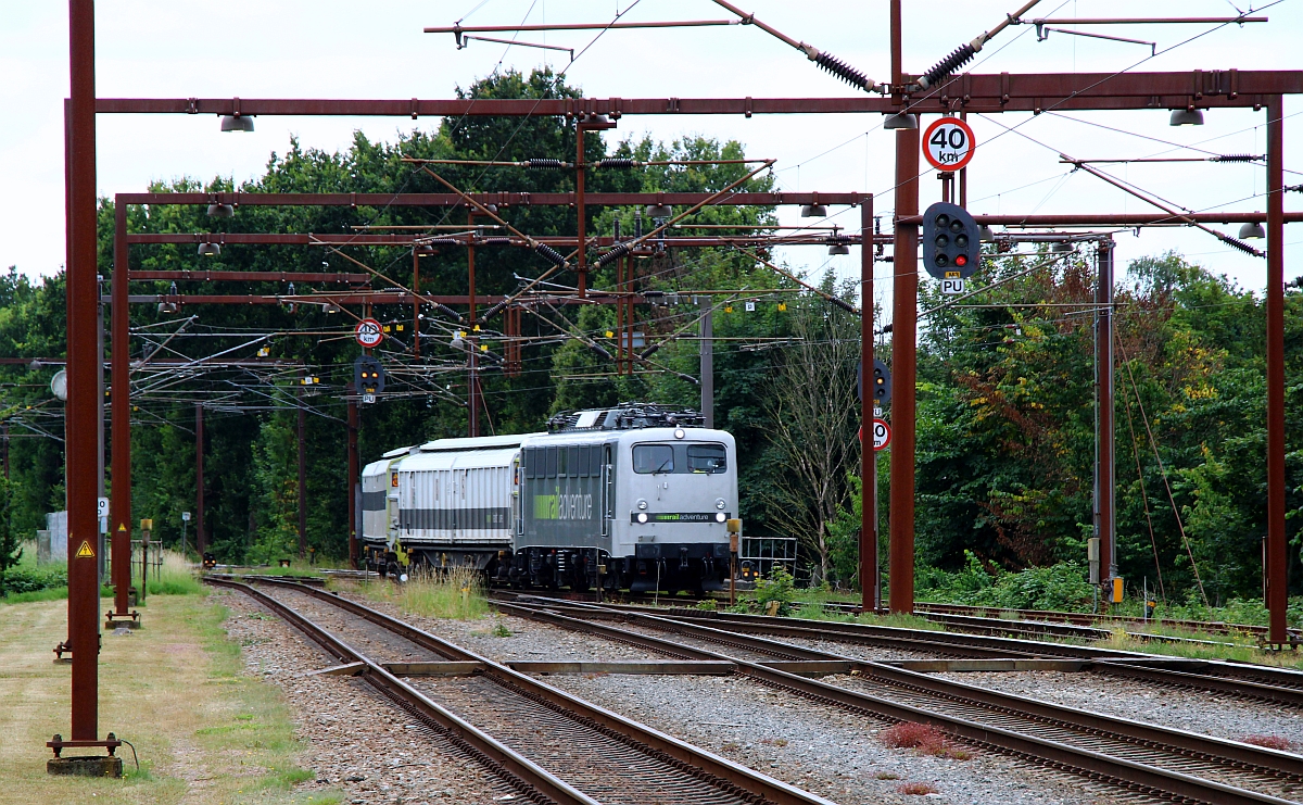 Ankunft der RailAdv 139 558-1, Rev/LD X/30.07.20mit ihren beiden Brems/Kuppelwagen der Gattung Habfis. Pattburg 08.08.22