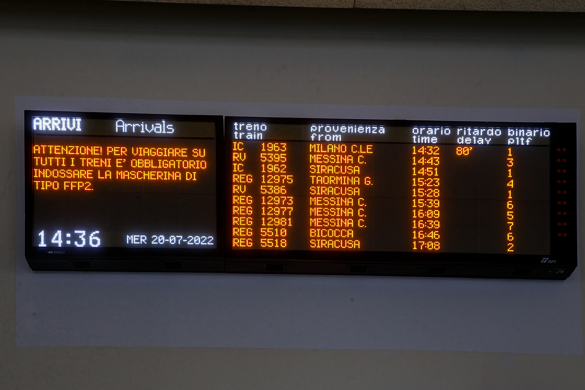 Ankunftstafel (Anknfte / Arrivi / Arrivals) vom Bahnhof Catania Centrale am 20.07.2022 (um 14:37 Uhr).

Man kann es erkennen, es gibt auch in Italien mal Zugversptungen, wie hier bei dem ICN 1963 von Milano Centrale. Aber nur bei diesem und er hat dann auch eine lange Fahrt hinter sich. 