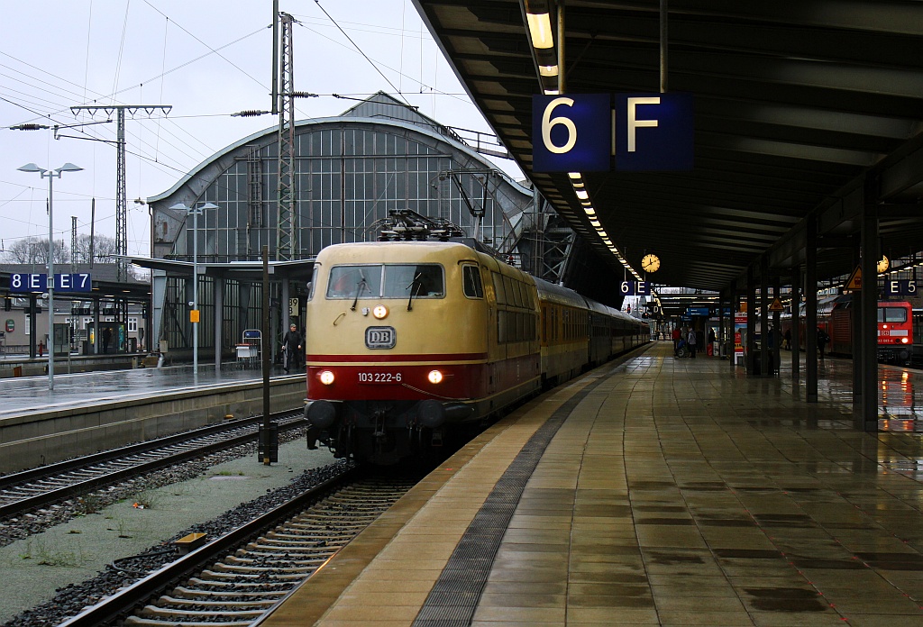 Anlässlich des Weihnachtsmarktes in Bremen kam die 103 222-6 mit einem Sonderzug nach Bremen gefahren. 03.12.2011