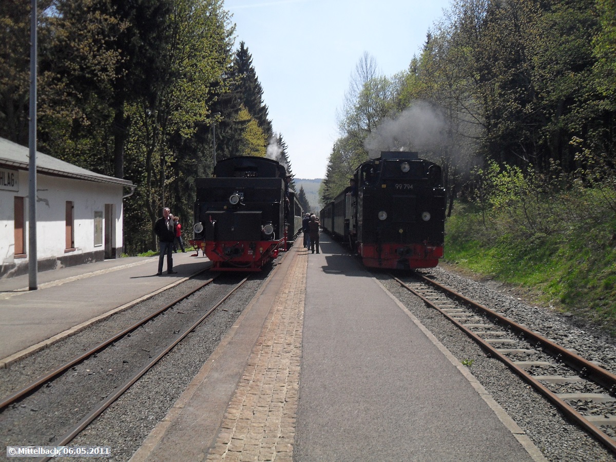 Anl�sslich der Einweihung der  neuen  Lok 20 der Mansfelder Bergwerksbahn am 06.05.2011 auf der Fichtelbergbahn wurde mit Lok 20 ein Sonderzug f�r geladene G�ste von Kurort Oberwiesenthal nach Niederschlag gefahren. Hier wird der Sonderzug in Niederschlag von einem Regelzug �berholt.
