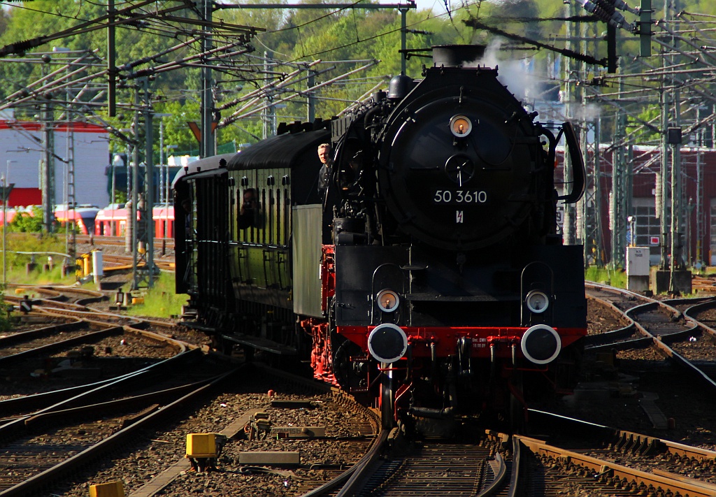 Anlässlich der Kappelner Heringstage fuhr wieder der Sonderzug der VVM(Verein Verkehrsamateure und Museumsbahn)Zuglok diesmal war die 50 3610 des Bw Nossen. Hier hat sie Einfahrt in den Kieler Hauptbahnhof. 17.05.2012