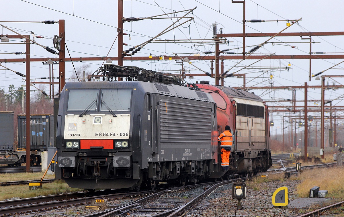 Anschliessend wurde die ES64F4 von der Railcare/Captrain Litra MY 1134 umrangiert...Padborg 11.12.2016